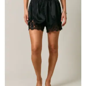 LE LIS Elastic Waist Mid Rise Lace Trim Short in Black